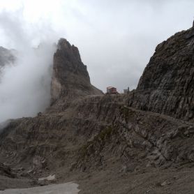 Il rifugio Brentei in lontananza